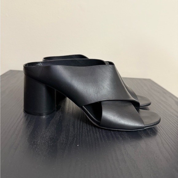 Vince Theron Size 9.5 Slides Black Leather Chunky Heels Cross Strap - Picture 3 of 7